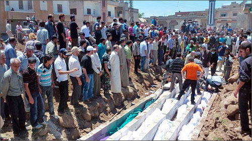 Người dân Syria làm đám tang tập thể cho các nạn nhân trong vụ thảm sát ở Houla.